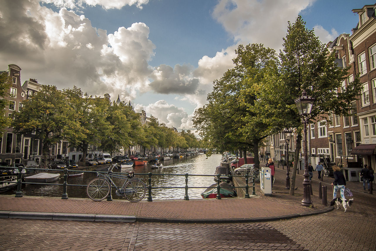 Amsterdam cloudy: Picturesque canal view