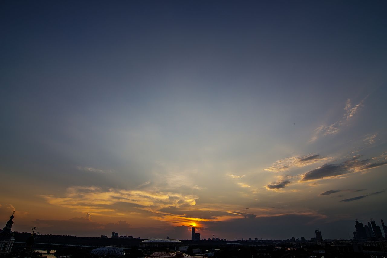 Curved sky: Wonderful Moscow sunset colors