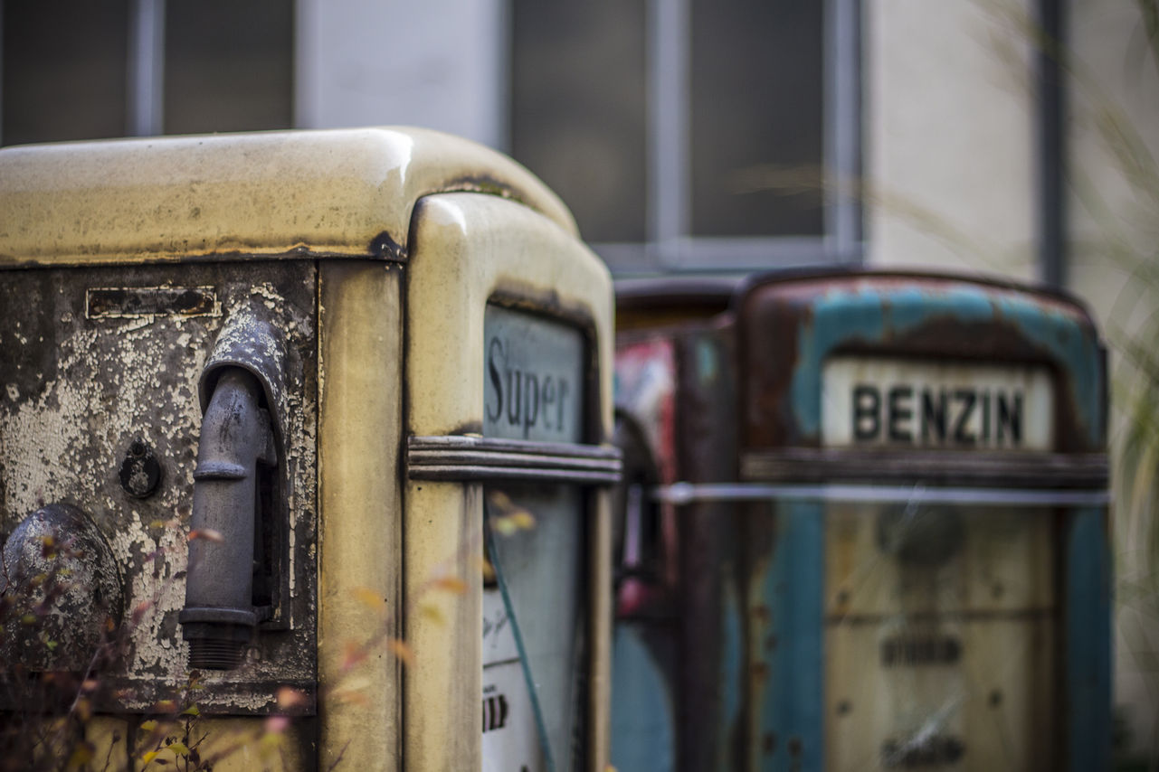 Super benzin: Forsaken vintage gas station