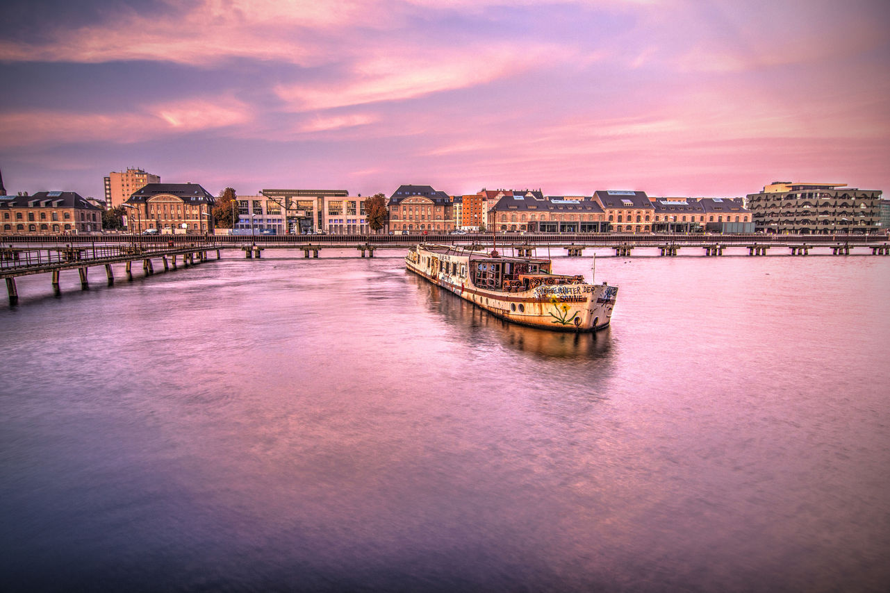 Sunset colors of Berlin: Evening sketch on the Spree river 