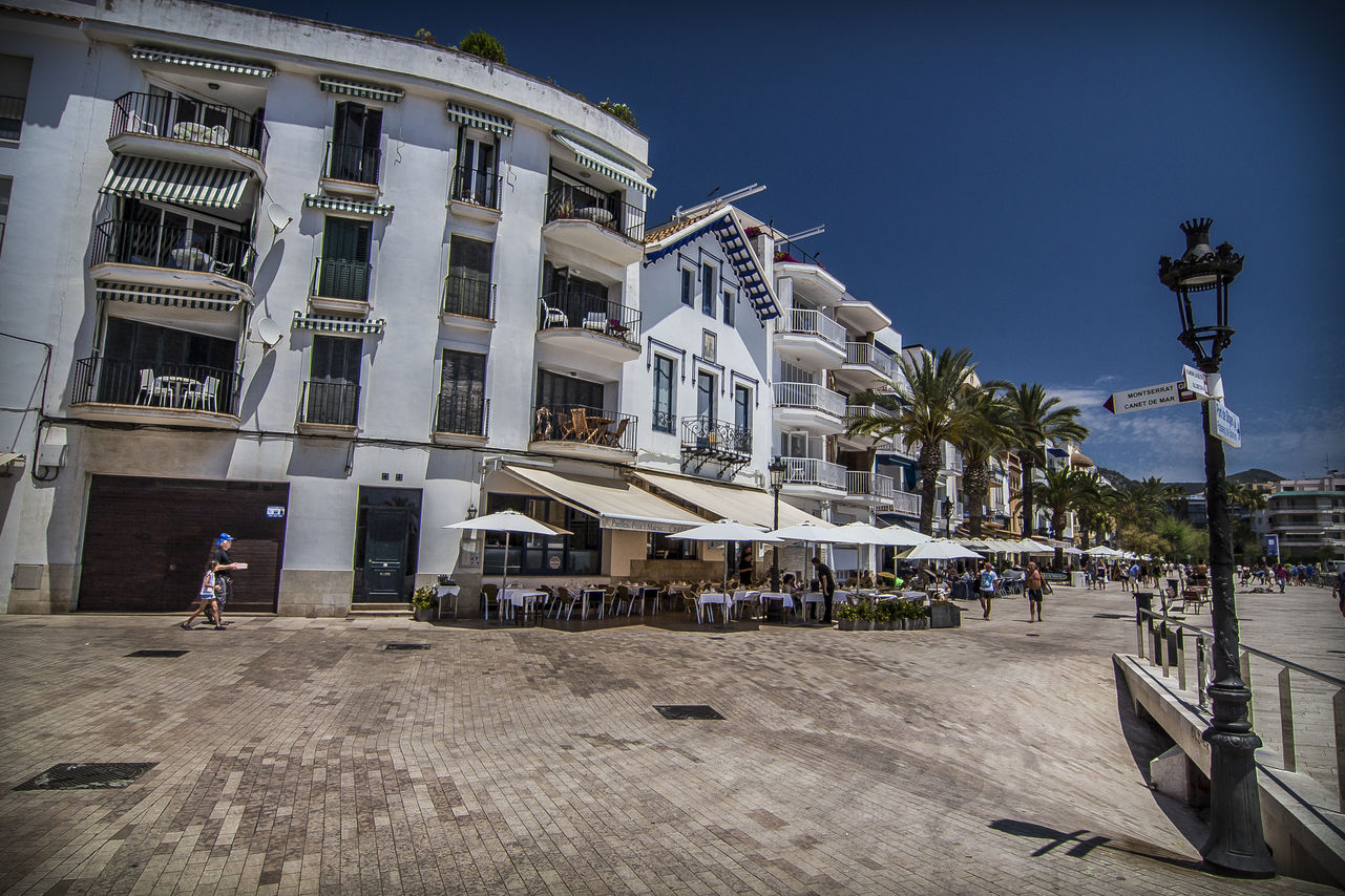 Sitges: Walking at the seaside