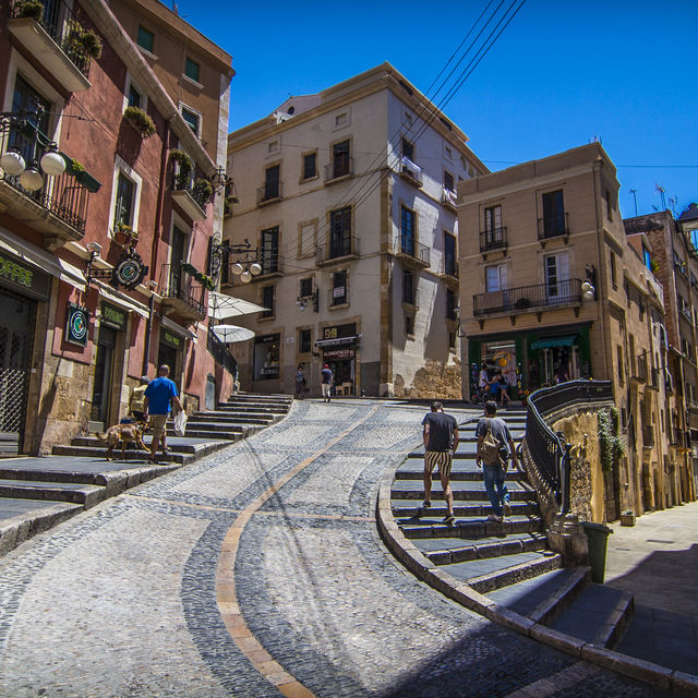 Tarragona: Twisted street melts of heat