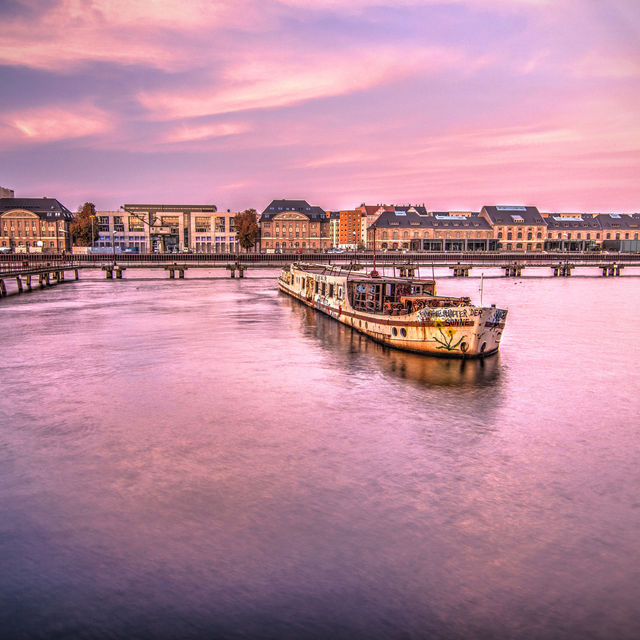 Sunset colors of Berlin: Evening sketch on the Spree river 