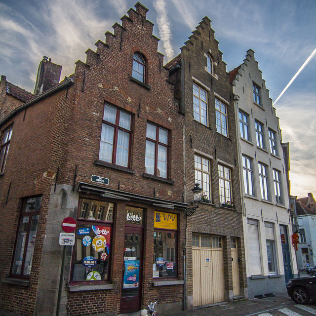 Belgian streets: Pink Vespa on Brugge's streets