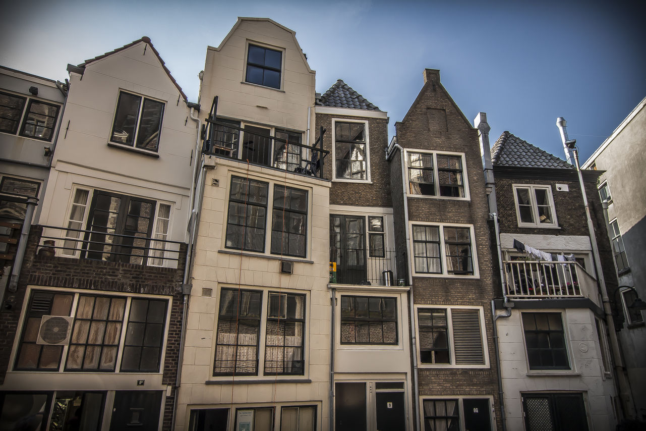 Curved roofs: Gouda's houses near the Dom