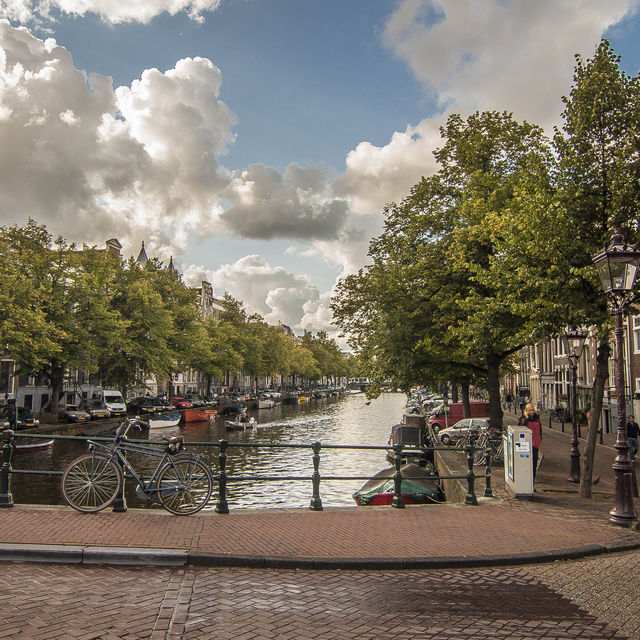 Amsterdam cloudy: Picturesque canal view