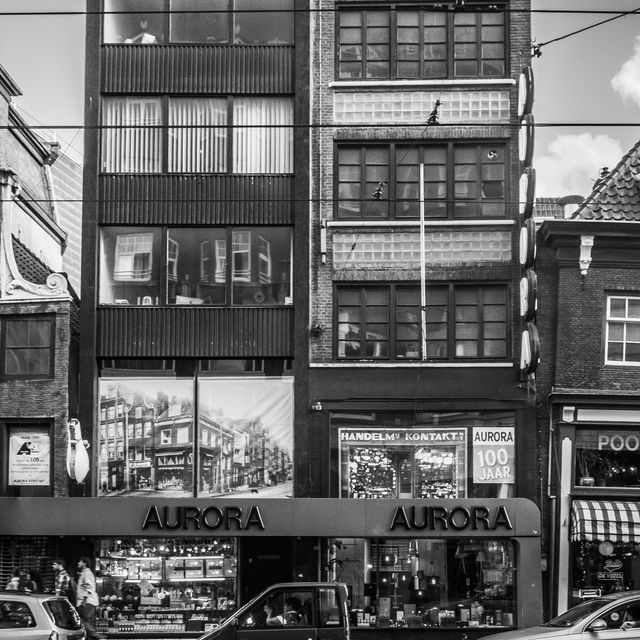 Amsterdam in B&W: The soul of the city wandering in the windows