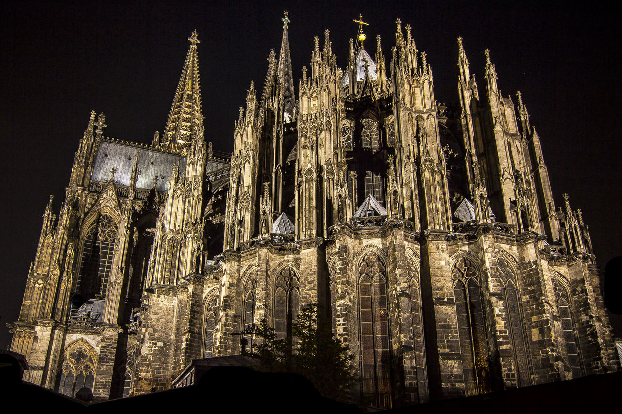 Kölner Dom: Night ghost in Cologne