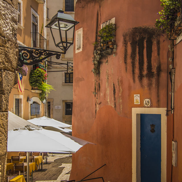 The hot sun of Catalonia: Walking in Tarragona city center